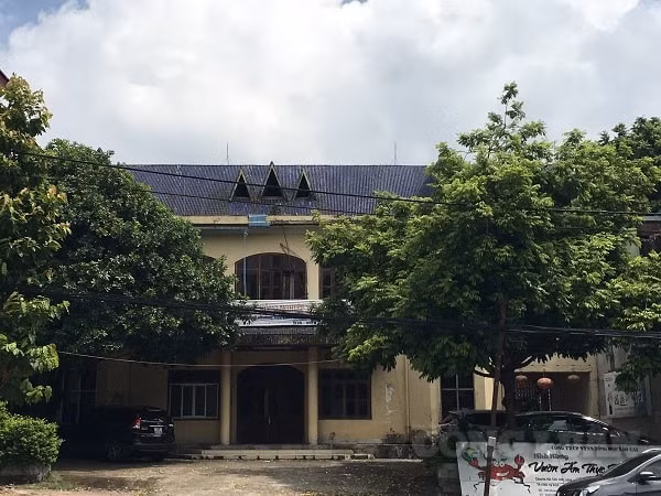 Trụ sở của Công ty CP vật tư nông nghiệp tổng hợp Lào Cai cũ bị bỏ hoang là nơi đỗ nhờ ô tô của người dân.