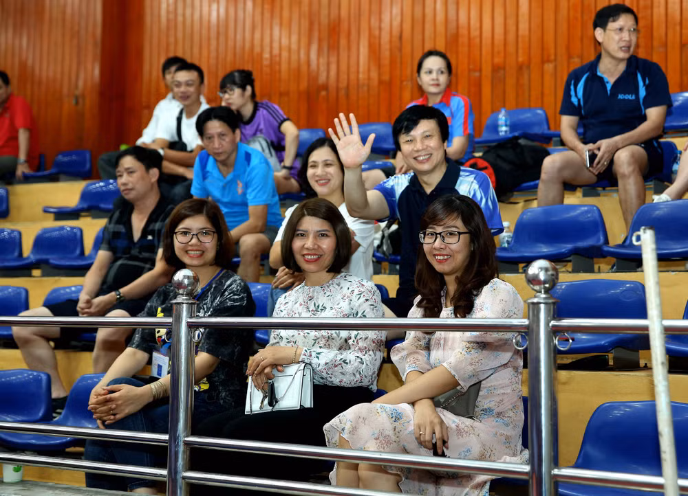 Trong quá trình diễn ra giải đấu Nhà báo Hồ Quang Lợi, Phó Chủ tịch Thường trực Hội Nhà báo Việt Nam và các cổ động viên tích cực tham gia cổ vũ tinh thần các đội tham dự. (Ảnh: Sơn Hải)