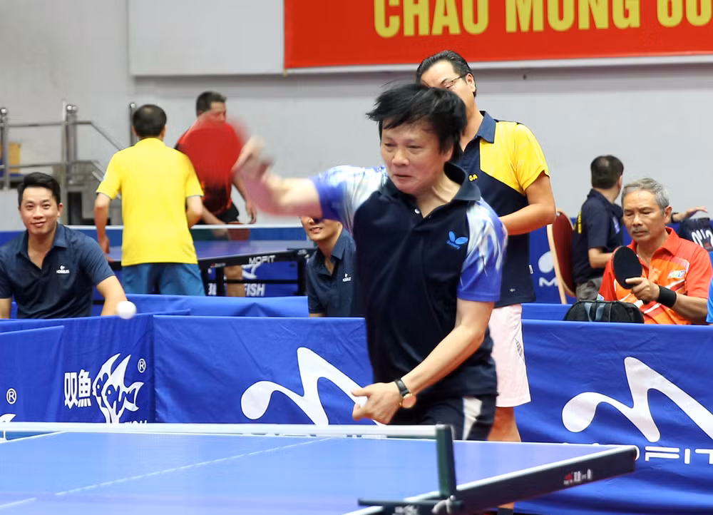 Nhà báo Hồ Quang Lợi, Phó Chủ tịch Thường trực Hội Nhà báo Việt Nam tham gia thi đấu ở nội dung đơn nam Lãnh đạo tối ngày 02/10. (Ảnh: Sơn Hải)