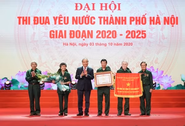 Thủ tướng Nguyễn Xuân Phúc trao danh hiệu Anh hùng lực lượng vũ trang nhân dân tặng Lực lượng thanh niên xung phong TP Hà Nội. Ảnh: VGP