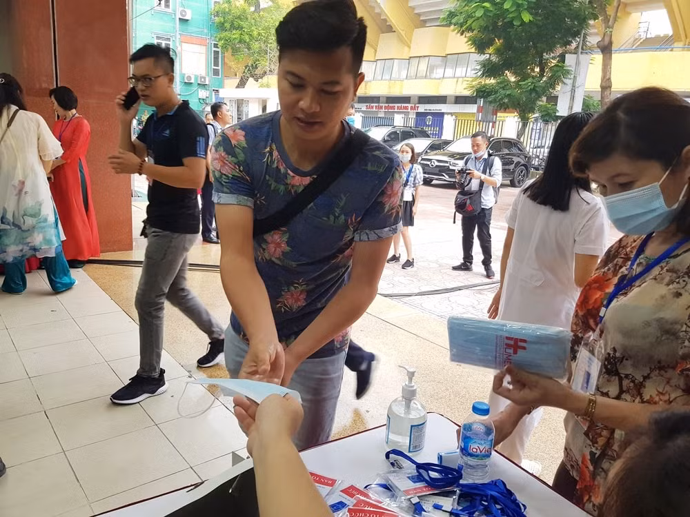 Khẩu trang và nước sát khuẩn luôn chuẩn bị cho các tất cả các đại biểu. Ảnh: Lê Tâm