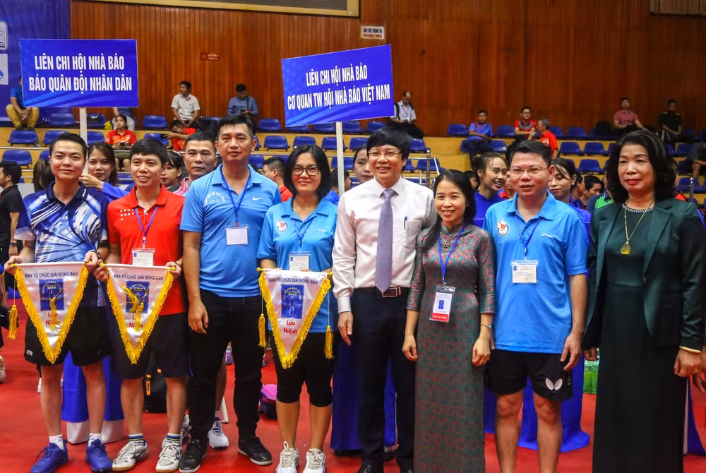 Các đại biểu chúc mừng các vận động viên. Ảnh: Quang Hùng