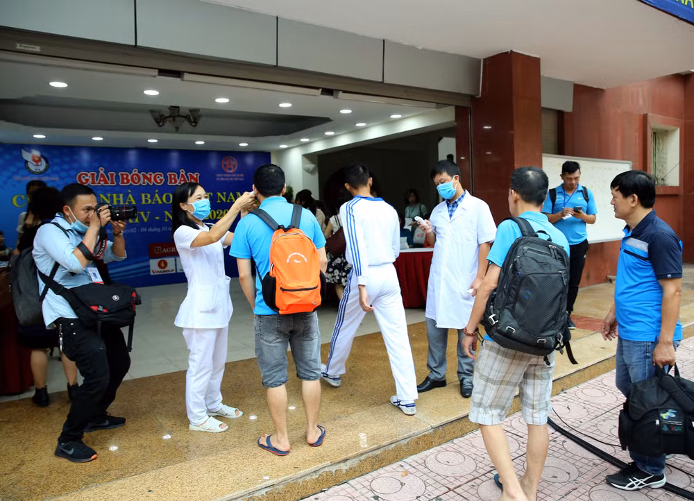 Tại giải năm nay tất cả các vận động viên và các đại biểu tham dự đều được đo thân nhiệt. Ảnh: Sơn Hải