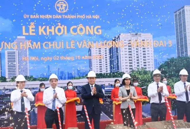 Bí thư Thành ủy Hà Nội Vương Đình Huệ, Chủ tịch UBND TP Hà Nội Chu Ngọc Anh cùng các đại biểu động thổ khởi công dư án hầm chui. Ảnh: internet.