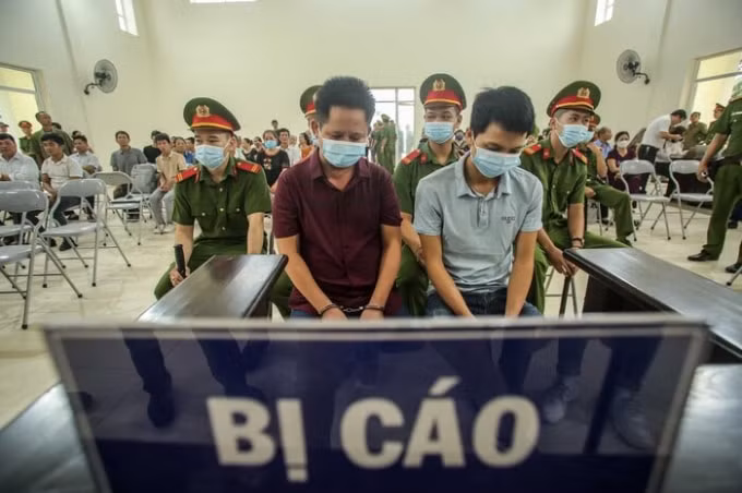 Hai bị cáo Nguyễn Văn Thiện và Lăng Văn Vân tại phiên tòa.