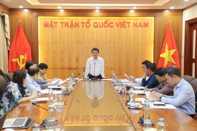 Phó Chủ tịch - Tổng Thư ký Hầu A Lềnh phát biểu tại cuộc họp.