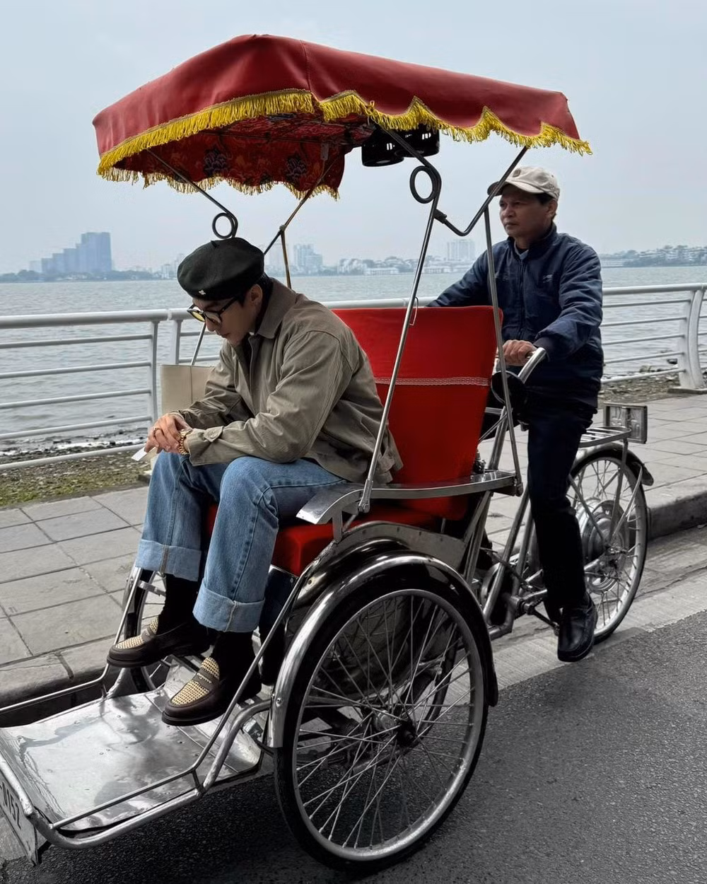 son tung m tp lai gay bao khi dang anh ngoi xich lo dao ho tay hinh 2