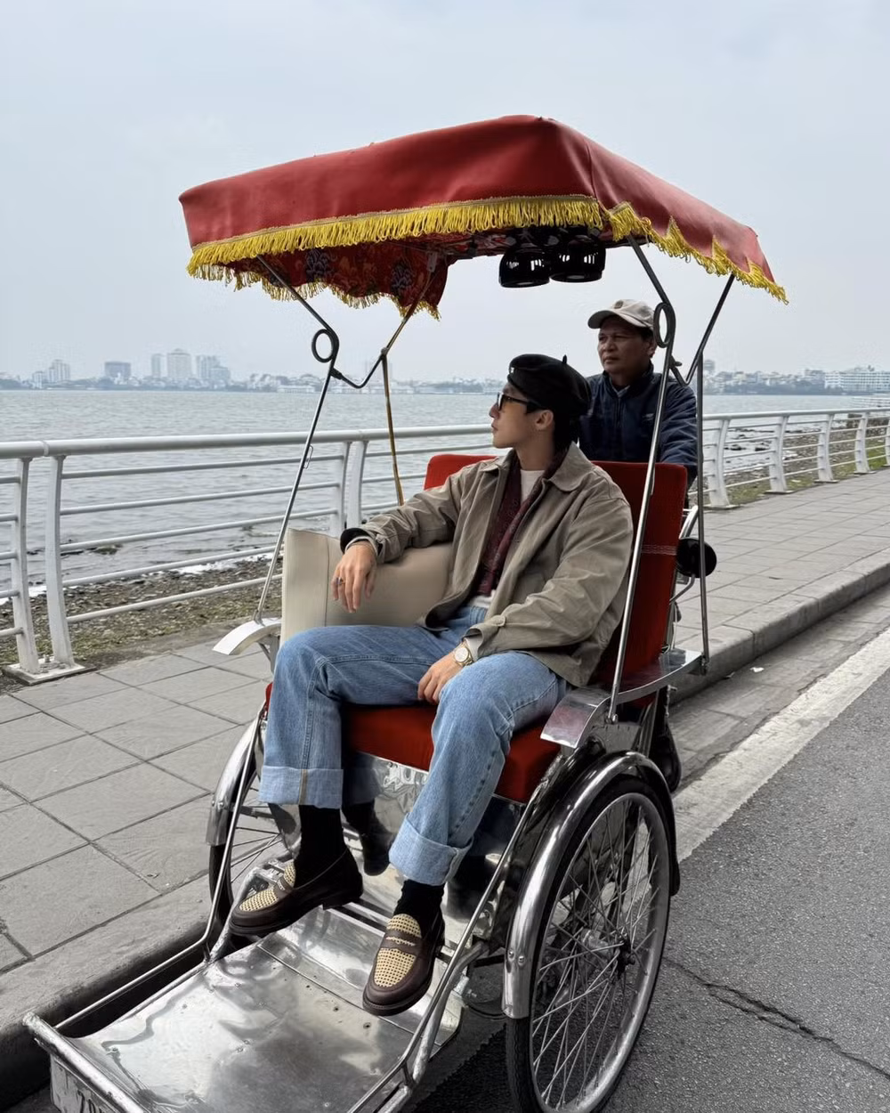 son tung m tp lai gay bao khi dang anh ngoi xich lo dao ho tay hinh 1