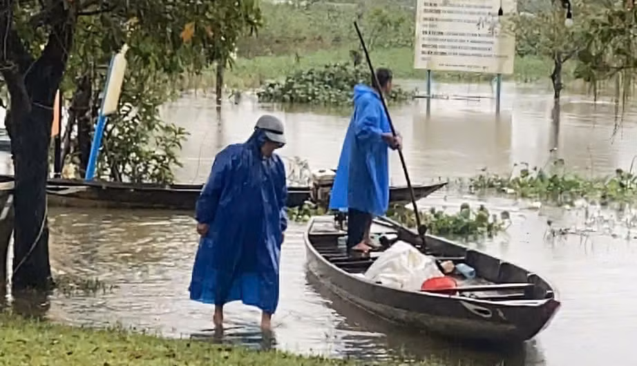 quang nam lat ghe tren song dam hai me con tu vong thuong tam hinh 1