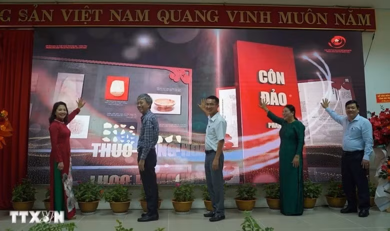 trien lam 3d truc tuyen con dao ban hung ca giua trung khoi hinh 1
