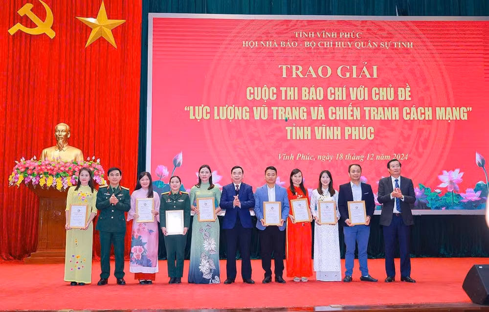 vinh phuc trao giai cuoc thi viet ve luc luong vu trang va chien tranh cach mang hinh 1