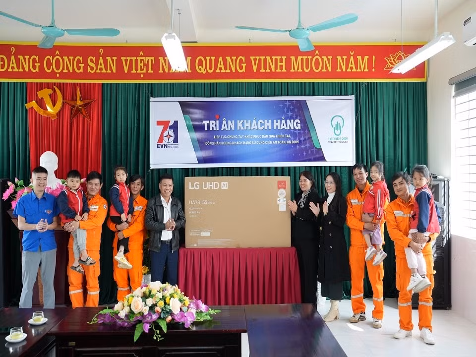 Đội Quản lý điện lực khu vực Định Hóa tặng Tivi cho Trường Tiểu học Sơn Phú