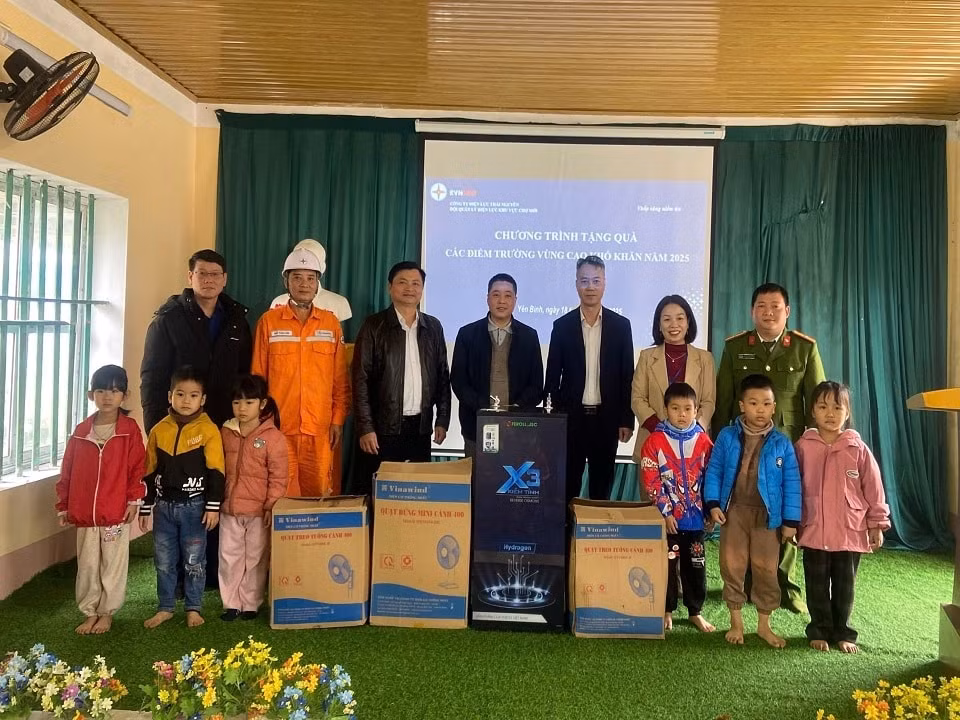 Đội Quản lý điện lực khu vực Chợ Mới trao tặng quạt cho Trường Mầm non trên địa bàn