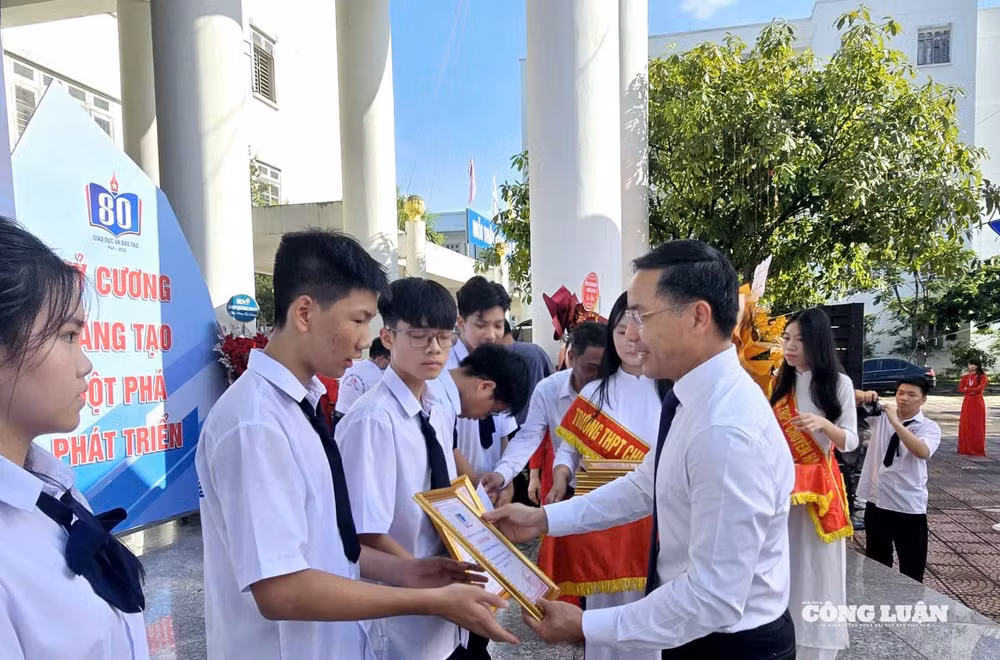 anh-11-quang-ninh-khai-giang-nam-hoc-moi.jpg