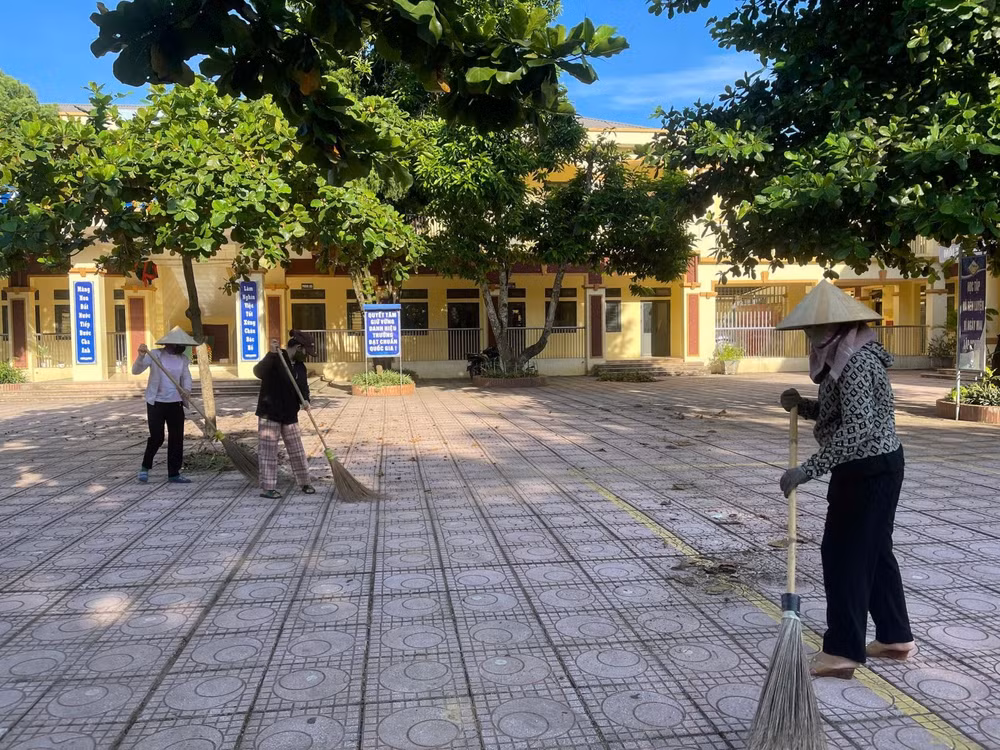 Giáo viên Trường Tiểu học Khánh Thượng (xã Ba Vì, Hà Nội) dọn dẹp cảnh quan chuẩn bị cho ngày khai giảng.