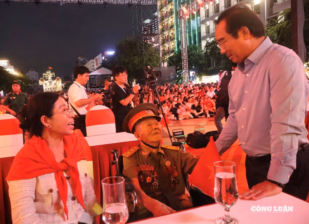 Ông Nguyễn Văn Được - Ủy viên Trung ương Đảng, Chủ tịch UBND TP Hồ Chí Minh thăm hỏi sức khỏe cựu chiến binh, đại biểu tại chương trình