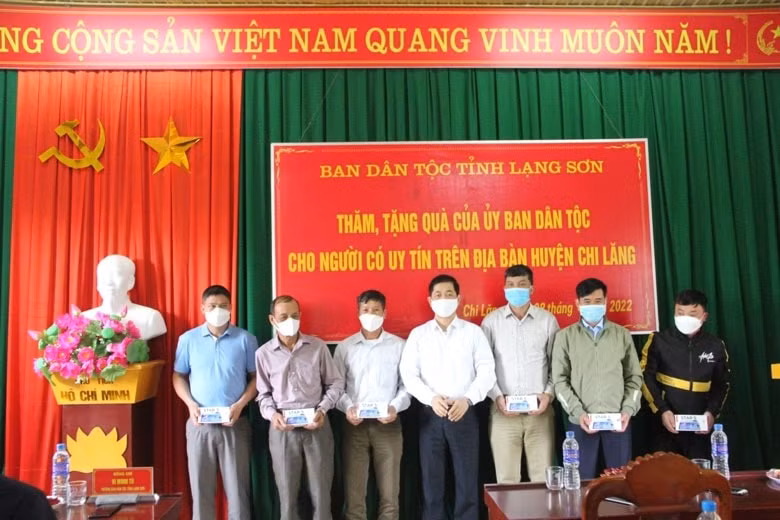 lang son tham hoi tang qua cho nguoi co uy tin tieu bieu hinh 1