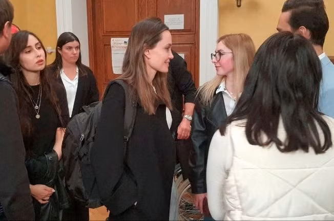 nu dien vien angelina jolie den tham ukraine va gap go cac em nho hinh 5