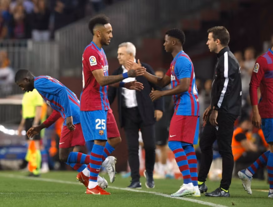 thang mallorca 2 1 barca vuot qua sevilla vuon len thu 2 la liga hinh 4