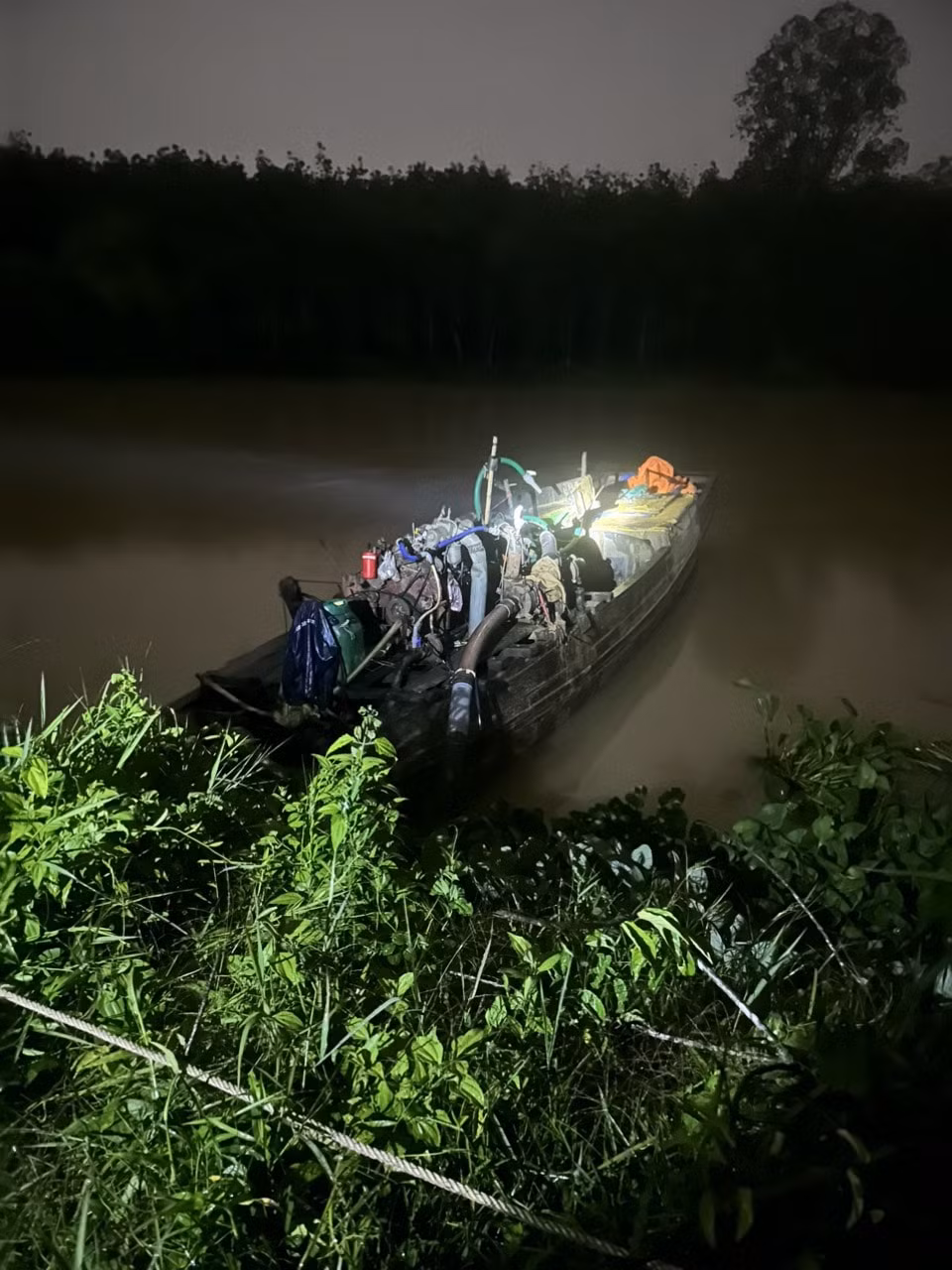 binh duong bat giu mot tau hut cat trai phep hinh 1