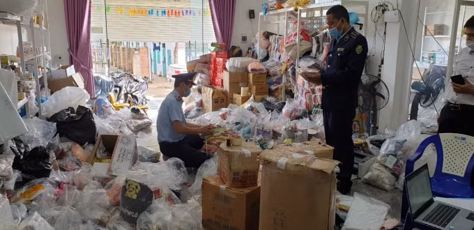 chu shop vo tu livestream buon ban hang hoa khong ro nguon goc hinh 1