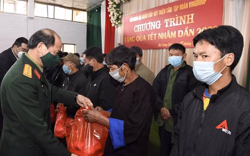 bao quan doi nhan dan trao 600 suat qua tet tang cho dong bao cac dan toc yen bai hinh 1
