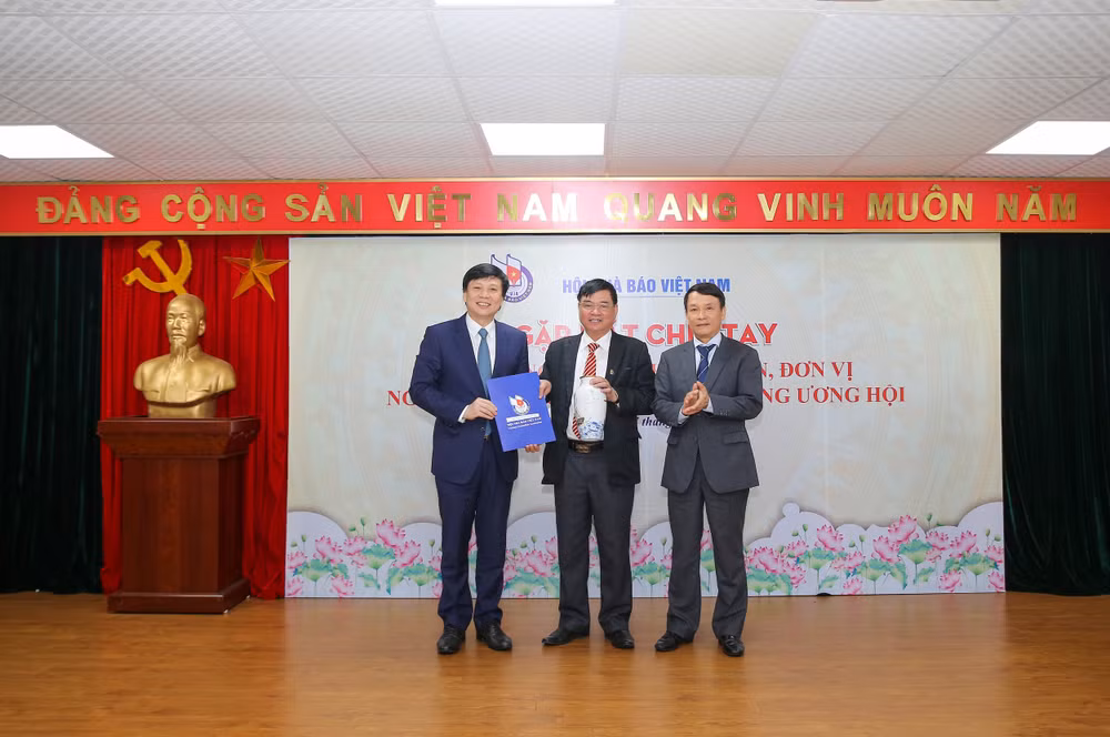 gap mat chia tay cac dong chi truong pho ban don vi tai co quan trung uong hoi nha bao viet nam hinh 6