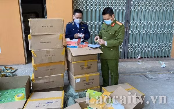 bat giu lo hang hon 5000 san pham thuoc la dien tu nhap lau hinh 1