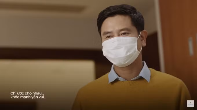 ho hoai anh luu huong giang nam lay tay nhau va dung nen buong hinh 1
