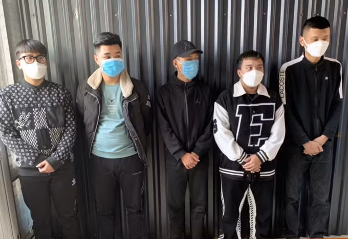 bat giam 4 doi tuong danh nguoi bang tuyp sat roi bo di hinh 1