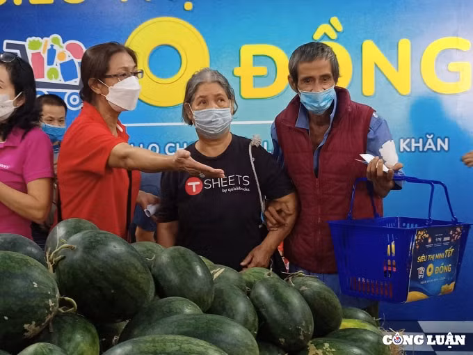 sieu thi mini tet 0 dong duoc tu di cho tet la mang tet ve voi ba con ngheo hinh 10