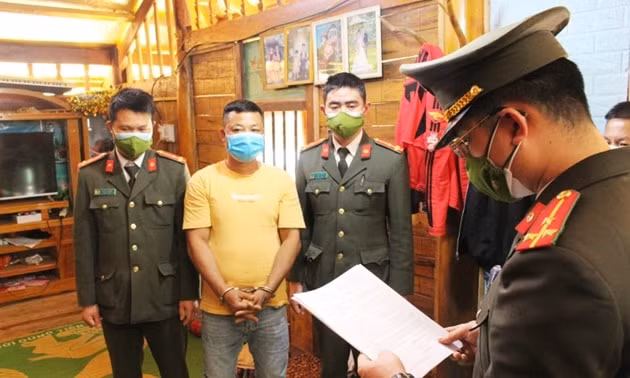 bat giu doi tuong to chuc moi gioi dua hang chuc nguoi xuat canh trai phep hinh 1