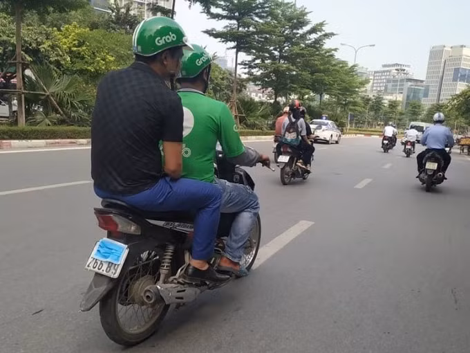 Dùng khẩu trang để che biển số, các lái xe vô tư vi phạm các quy định về trật tự, an toàn giao thông. Ảnh: TL