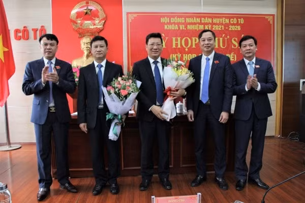 ong nguyen viet dung duoc bau lam chu tich ubnd huyen co to hinh 1