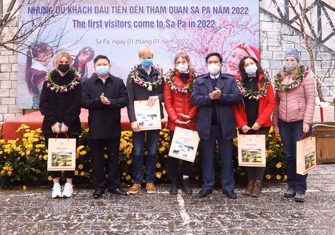 tet duong lich 2022 sa pa don gan 20 ngan du khach hon 60 tham fansipan hinh 1