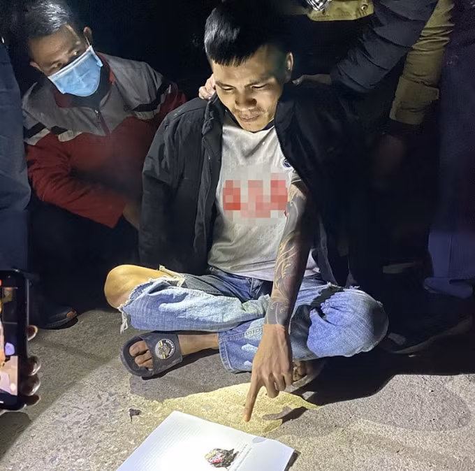 bat doi tuong tang tru 400 vien ma tuy de ban kiem loi hinh 1