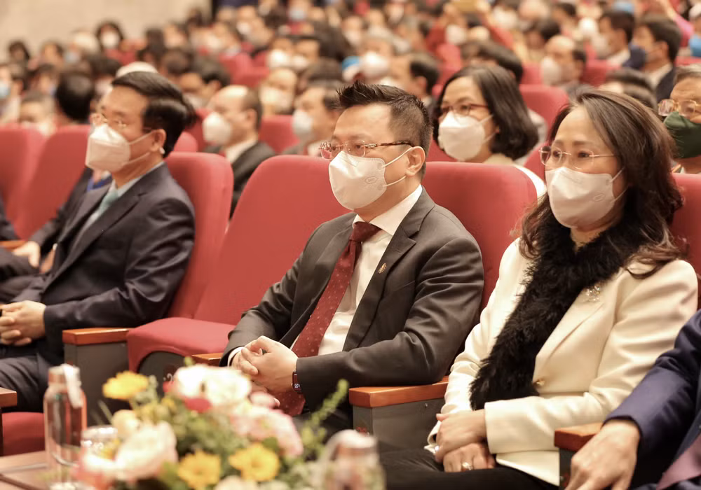 nguoi lam bao ca nuoc no luc vuot thach thuc don thoi co hinh 1