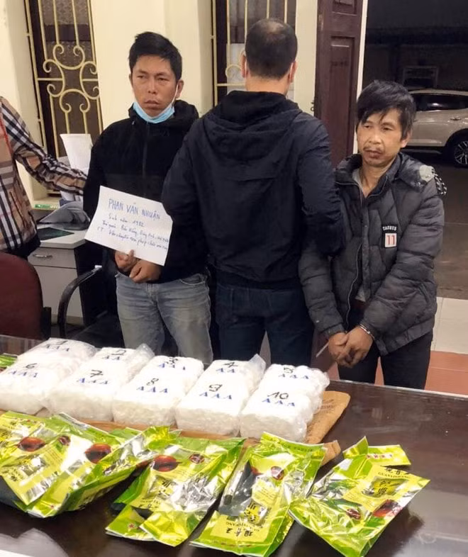 khoi to 2 doi tuong van chuyen trai phep 9kg ma tuy da hinh 1
