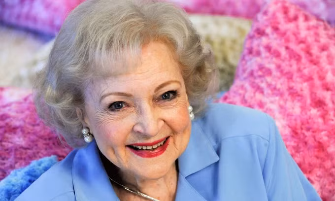 nu dien vien gao coi betty white qua doi khi sap tron 100 tuoi hinh 1