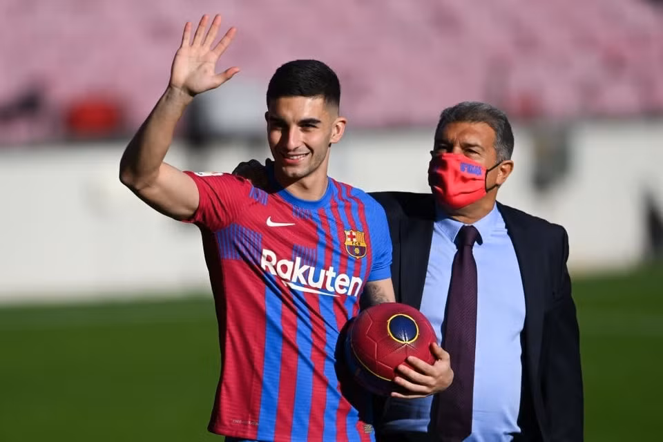tan binh ferran torres ra mat clb barca hinh 1