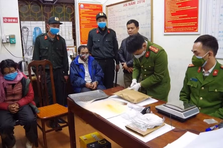 bat 2 doi tuong van chuyen 1 banh heroin 6000 vien ma tuy tong hop hinh 1