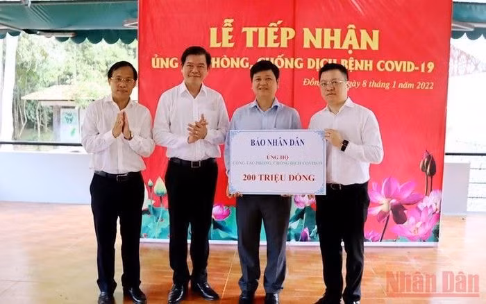 bao nhan dan trao tang 200 trieu dong ho tro tinh dong nai phong chong dich covid 19 hinh 1