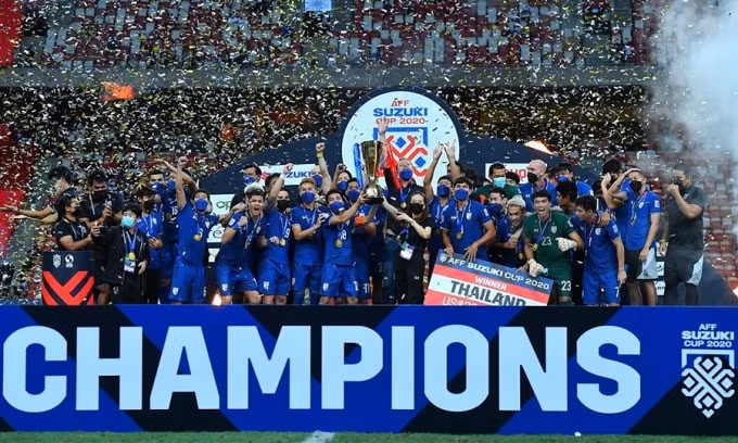 vua vo dich aff cup 2020 hlv thai lan bat ngo khuyen quang hai sang chau au choi bong hinh 2