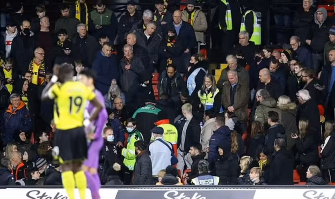 them mot lan nua tran dau cua tottenham watford phai dung lai vi su co do cdv tren khan dai hinh 1