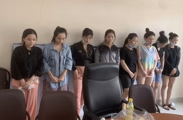 bat giu quan ly quan karaoke ban ma tuy cho khach nu den bay lac hinh 1