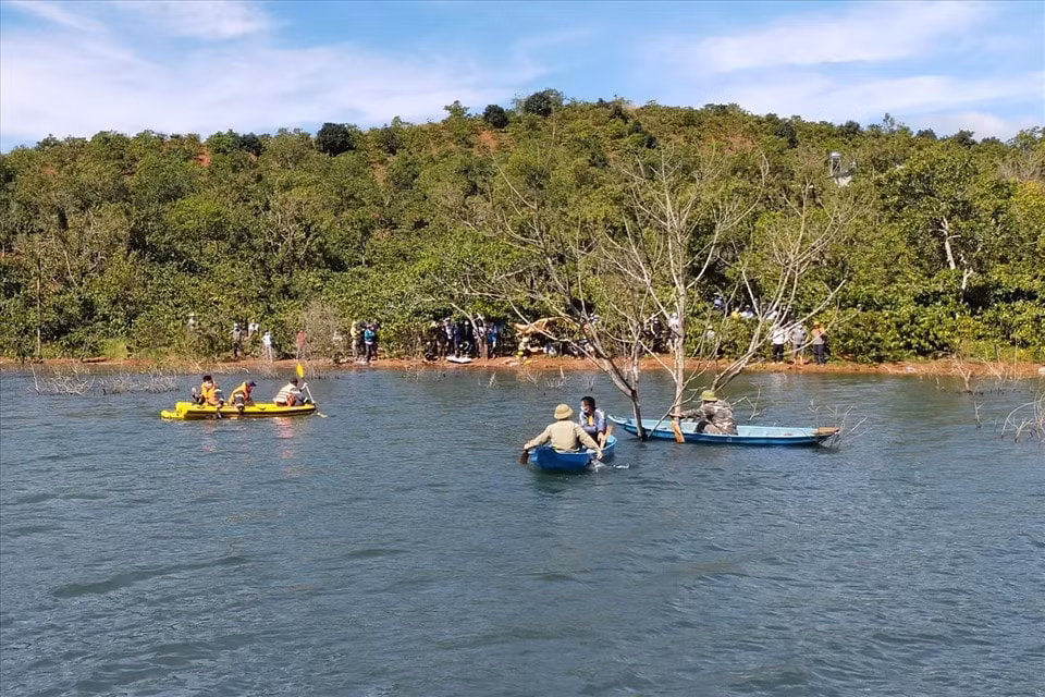 mot nguoi duoi nuoc khi di danh ca tren long ho thuy dien o dak nong hinh 1