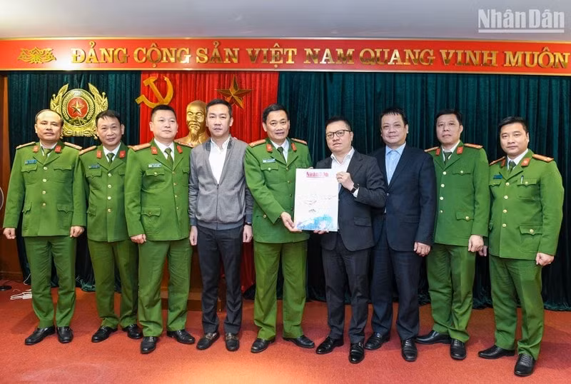doan cong tac cua bao nhan dan tham chuc tet cuc canh sat dieu tra toi pham ve tham nhung kinh te buon lau hinh 1