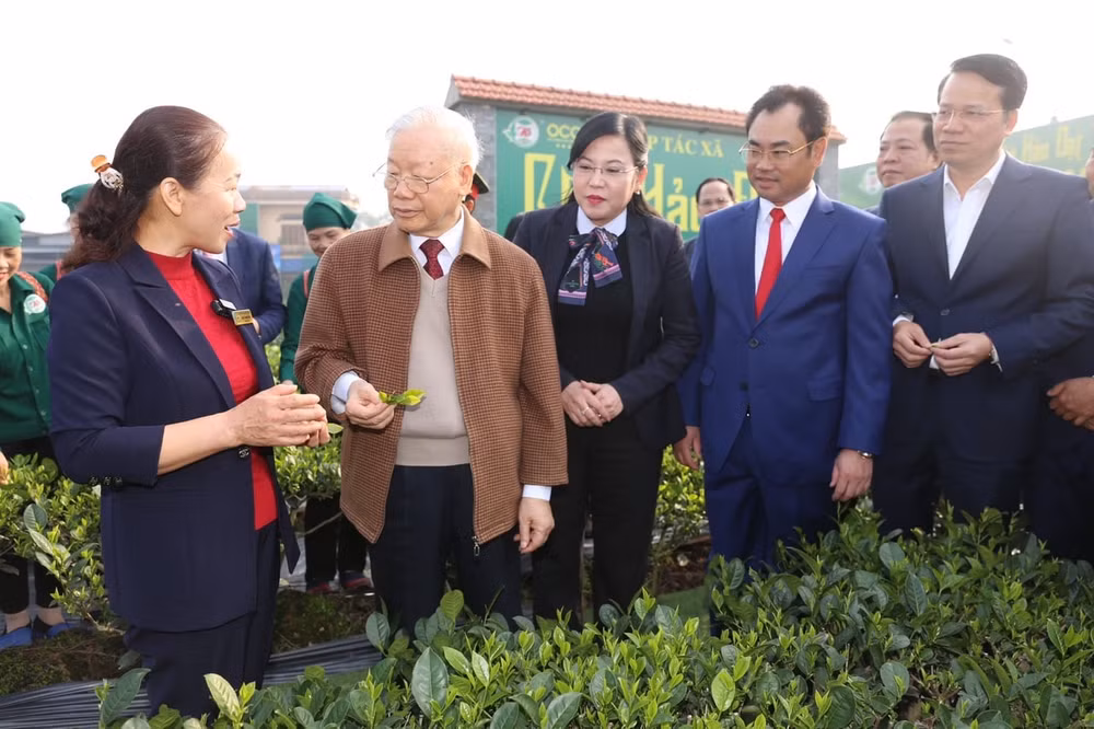 tong bi thu nguyen phu trong tham va tang qua gia dinh chinh sach tai thai nguyen hinh 2