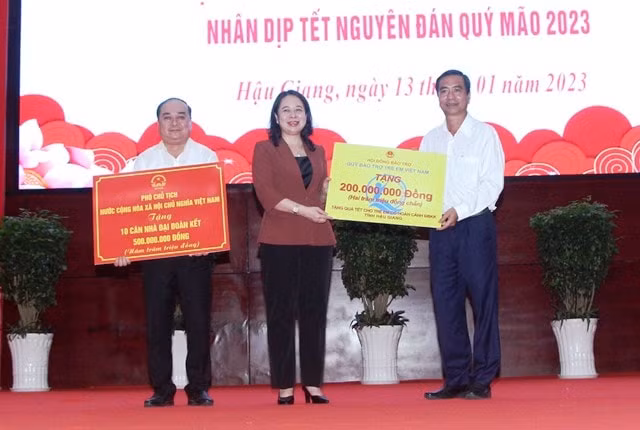 pho chu tich nuoc vo thi anh xuan tang qua tet gia dinh chinh sach ho ngheo tai hau giang hinh 2