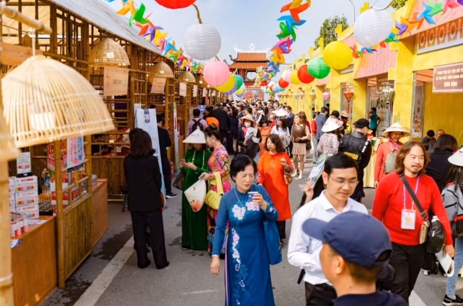 happy tet dieu ky tren duong hoa home hanoi xuan 2023 hinh 5